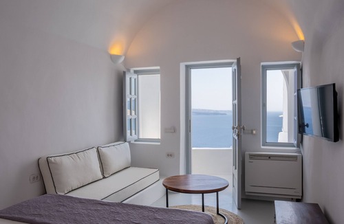 Oia Hotel | Oia Spirit Studios by Mary D Nomikou