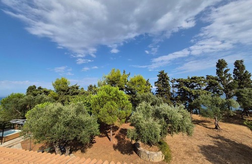 Akrotiri Villa | Olas y olivos