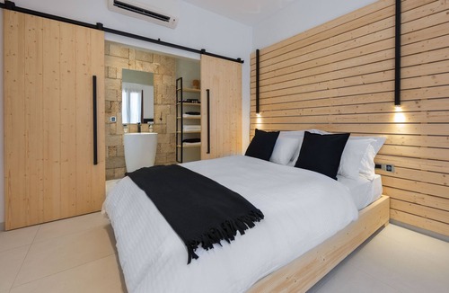 Rhodes Old Town House | Old Town Senses Hotel Triple Suite 2 with bath tub/jacuzzi