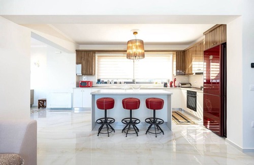 Kos Town Apartment | Olive Green Haven-3BR-Private Parking-Balcony