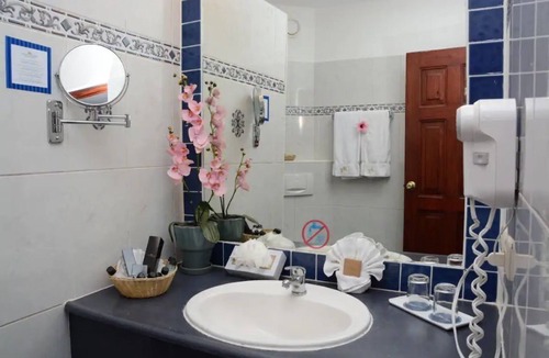 Los Maestros Apartment | ONE BEDROOM SUITE