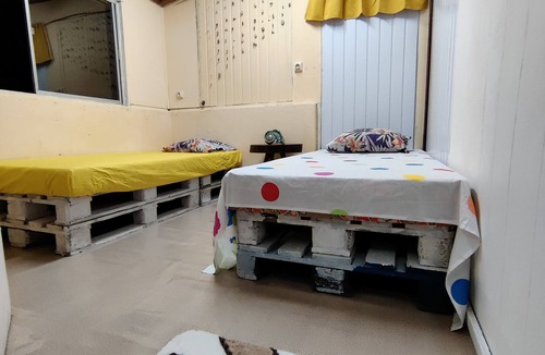 Huahine Hostel | One single bed with Cultural Activities