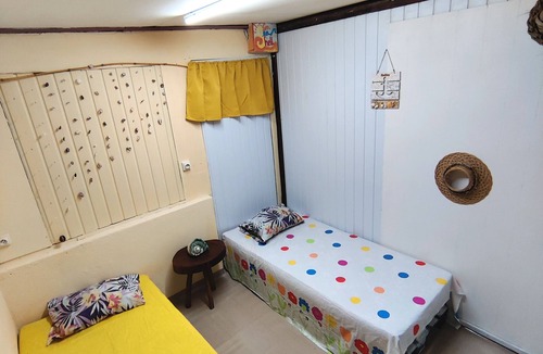 Huahine Hostel | One single bed with Cultural Activities