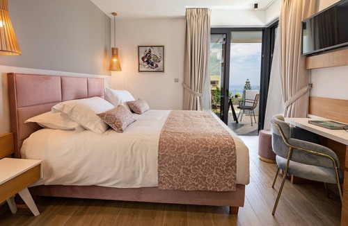 Adele Villa | Orizontes Deluxe Residence