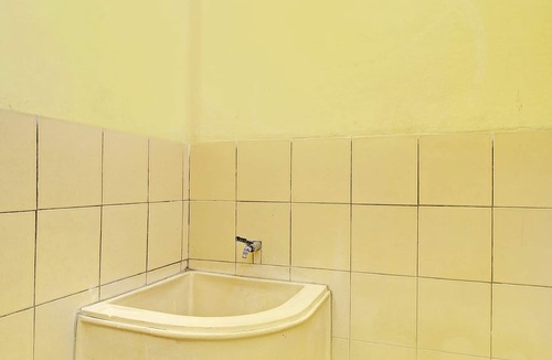 Buleleng Hotel | OYO Life 92954 Shanti Kost