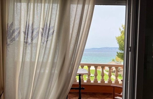 Kanatadika Villa | "Pampas" Seafront villa, 6 bedrooms, North Evvoia