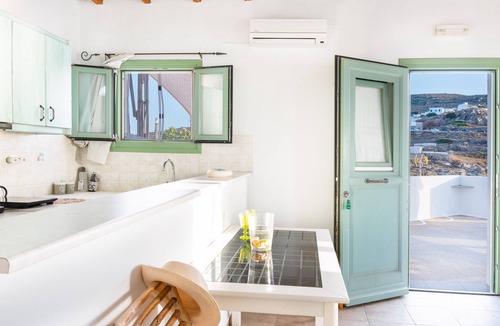 Sikinos Apartment | Paros Apartment – Pet-Friendly with Sea View and Hot Tub