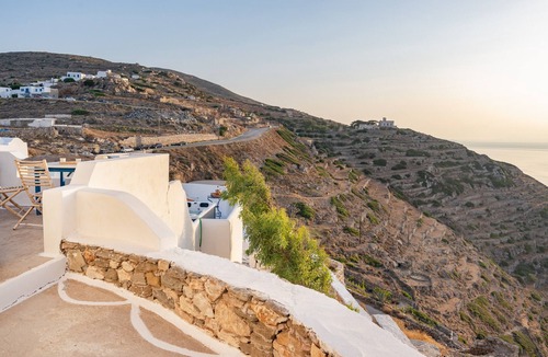Sikinos Apartment | Paros Apartment – Pet-Friendly with Sea View and Hot Tub