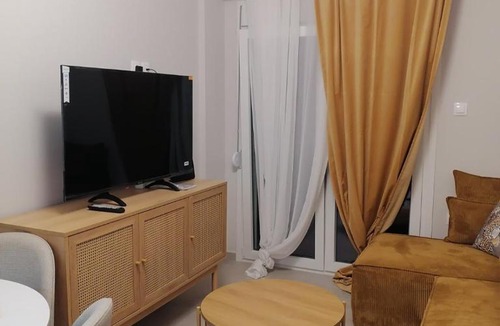Larissa Apartment | Perfect Strangers C1