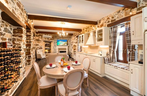 Filaki Villa | Petralis Luxury Villa Heated Pool & Jaccuzzi