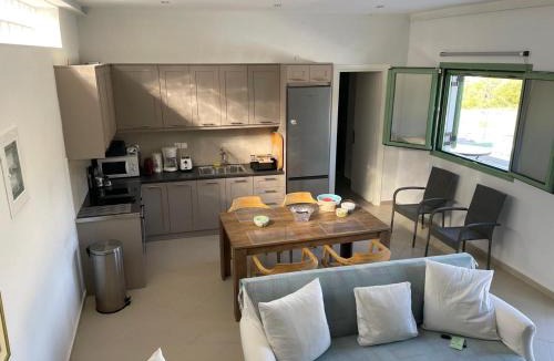 Kontos House | Pine House