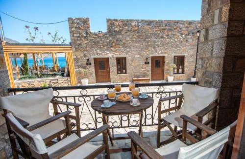 Plaka Apartment | Plaka on the Water - 2 Apts for Families
