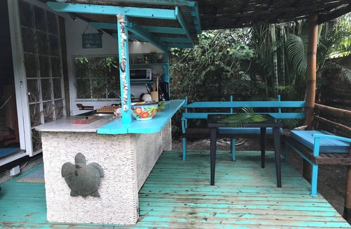 Maharepa House | Polynesian Bungalow"seashell" Private Bath AC with shared swimming pool
