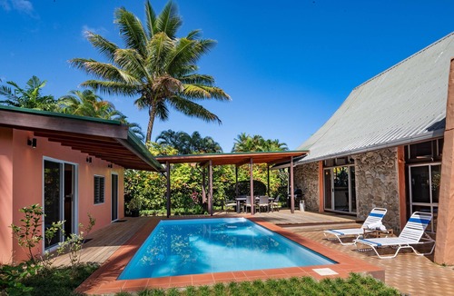 Pacific Harbour Villa | Pool, backyard retreat, free WIFI, walking distance to the beach & restaurant