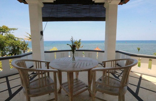 Pemaron Villa | Private 3 bedroom villa direct on the beach in North Bali, Lovina area