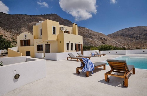 Perivolos Villa | Private villa Evgenia close to the beach Perissa
