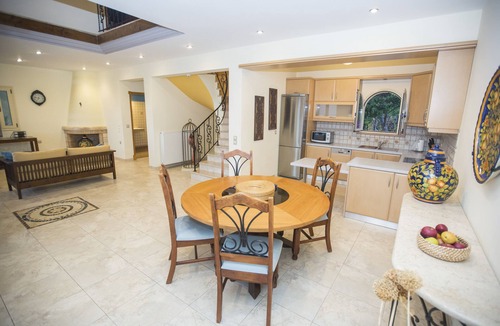 Svoronata Villa | Private villa, infinity swimming pool, fully equipped kitchen, wireless internet
