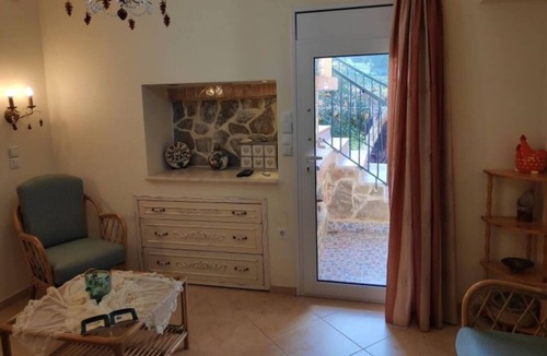 Tertsa House | Quaint vacation home in a Mediterranean garden just a few steps from the beach