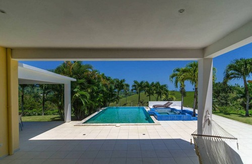 Los Brazos Apartment | Quiet retreat in lush tropical scenery