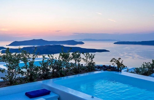 Megalochori Villa | R 316 Premiere Suite Santorini with Heated Private Pool, Aegean Sea views Incl Breakfast