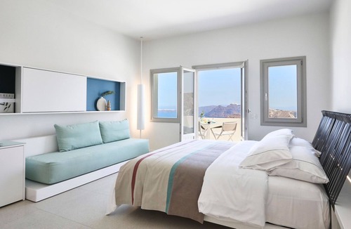 Megalochori Villa | R 321 Rubi Suite Santorini patio, with exterior Jacuzzi mini pool, overlooking view of Caldera Incl