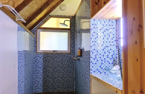Teahupoo Ski Chalet | RAIATEA - Fare Cascades Anaana