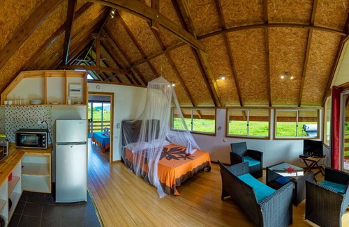 Teahupoo Ski Chalet | RAIATEA- Fare Cascades Maunga