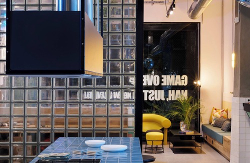 Omonia Hostel | Retroverse Eccentric Stay