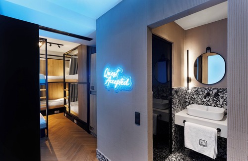 Omonia Hostel | Retroverse Eccentric Stay