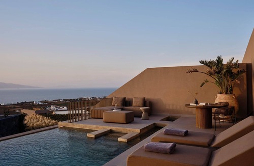 Oia Apartment | Rhethis Suite, Divine Sea Views, Infinity Pool, Oia