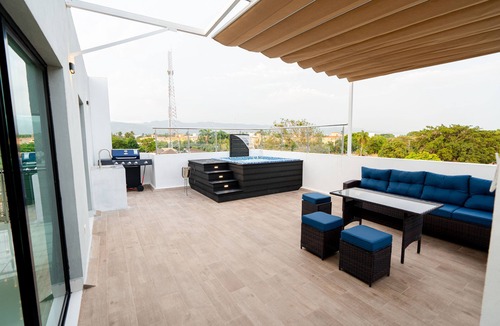 Llanos de Gurabo I Apartment | romantic mountain view with hot tub