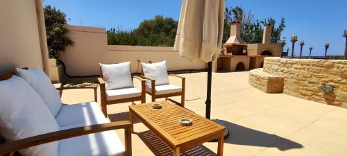 Pigianos Kampos Apartment | Romantic Beachfront Suite & Garden - Aqua Luna Bay