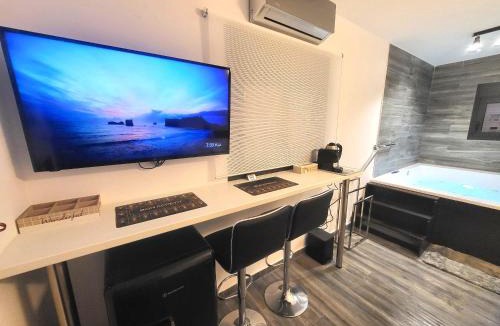 Kinosargous Apartment | Romantic Suite&GRANT Jacuzzi