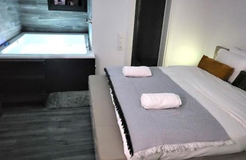 Kinosargous Apartment | Romantic Suite&GRANT Jacuzzi