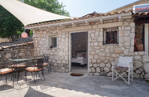 Fternon Apartment | Room 'Rose' with Shared Terrace, Wi-Fi and Air Conditioning