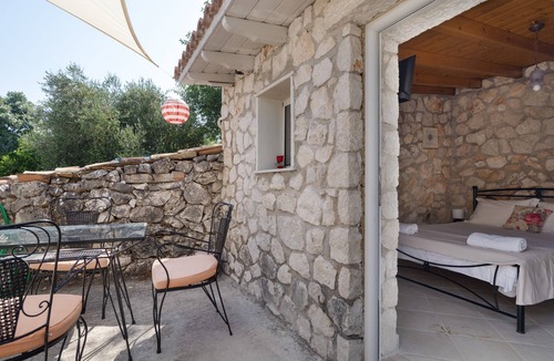 Fternon Apartment | Room 'Rose' with Shared Terrace, Wi-Fi and Air Conditioning
