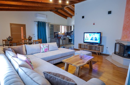 Himare Bed & Breakfast | Royal 1967