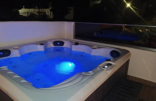 Embonas Apartment | Rustic House Smaro Embonas - Jacuzzi Experience