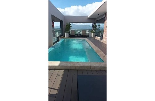Cerro Alto Apartment | Santiago Luxe Pool Apt Suite
