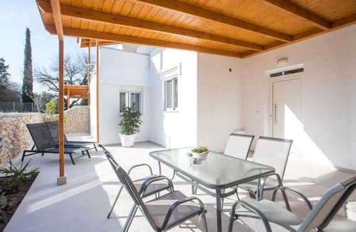 Ixia Apartment | Sarah's just renovated 2-bedroom aparts in nature