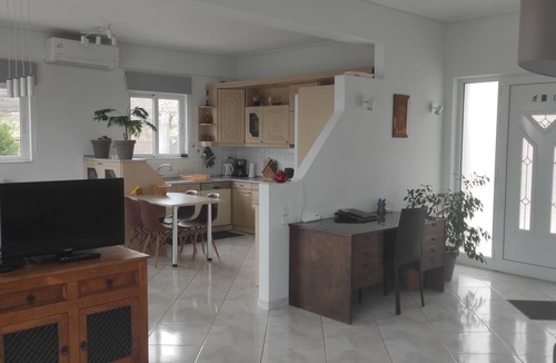 Xiro Chorio House | Sea Breeze Villa, atemberaubender Garten mit Meerblick by Interhome
