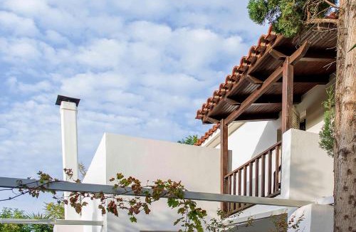 Anatolikos Sinikismos Villa | Sea front Villa