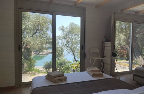 Kato Gatzea Cabin | Seaside private beach house