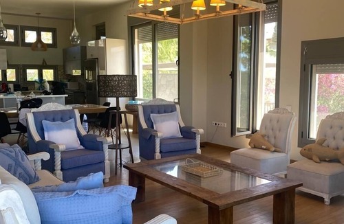 Nea Styra Villa | Seaside Villa with Private Football Pitch
