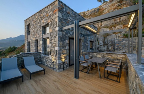Lefktron Apartment | Selini Penthouse Suite