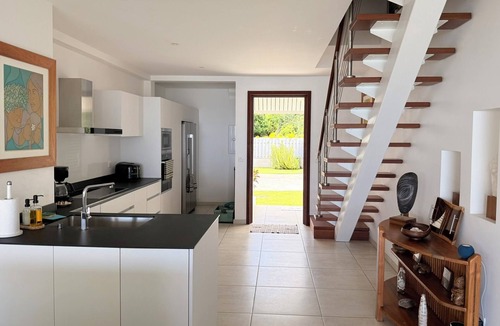 Hauru House | Semi-detached villa in Haapiti by the sea
