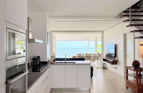 Hauru House | Semi-detached villa in Haapiti by the sea
