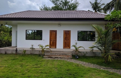 Basdiot Hostel | Serviced dorm type room (6 beds) with a private CR on the resort's territory.