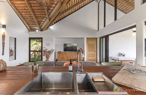 Temae Villa | Shoreline Getaway: Spacious 2BR Villa in Moorea