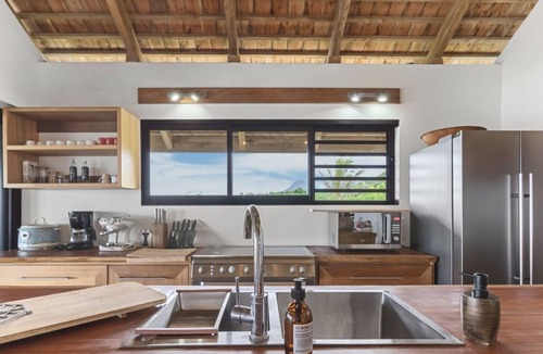 Temae Villa | Shoreline Getaway: Spacious 2BR Villa in Moorea
